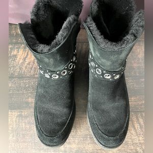 UGGS only worn twice indoors! UGG brand low wedge heel ankle boot Size 7.5